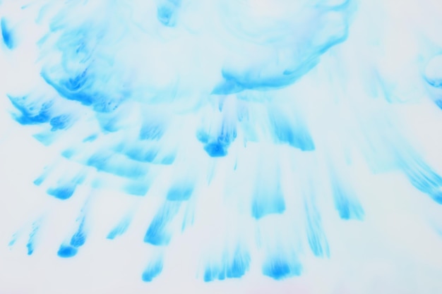 Arte fluido. Tinta azul disuelta en agua. Resumen formado por disolución de color en agua