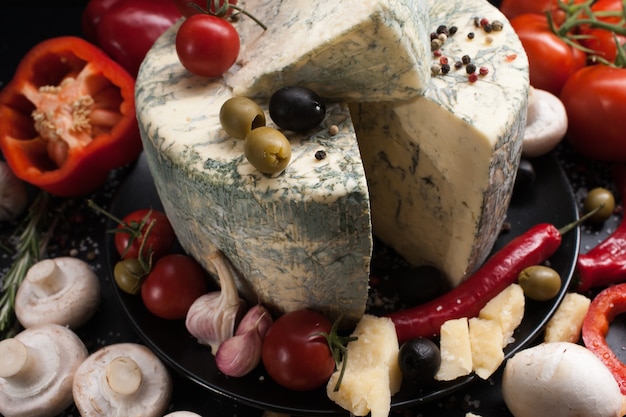 Arte de fotografía de alimentos. concepto de mezcla de surtido de verduras de queso azul gourmet