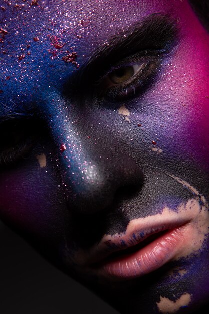 Arte homem maquiagem, tinta multicolor. dia das Bruxas