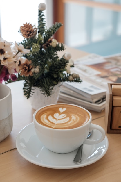 arte del latte de café en la mesa de madera