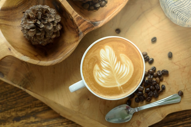 Arte del latte de café en la mesa de madera.