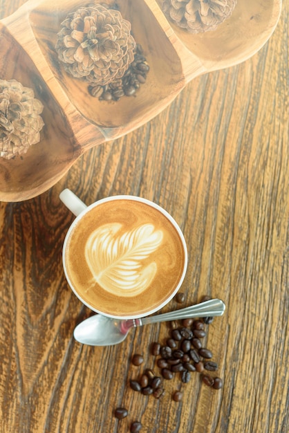 Arte del latte de café en la mesa de madera.