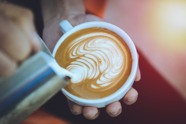 arte del latte en la mano del barista