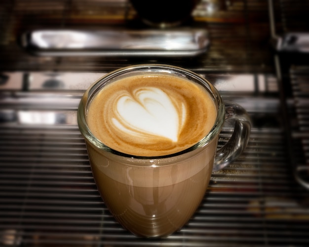 Foto arte latte o capuchino en taza de café