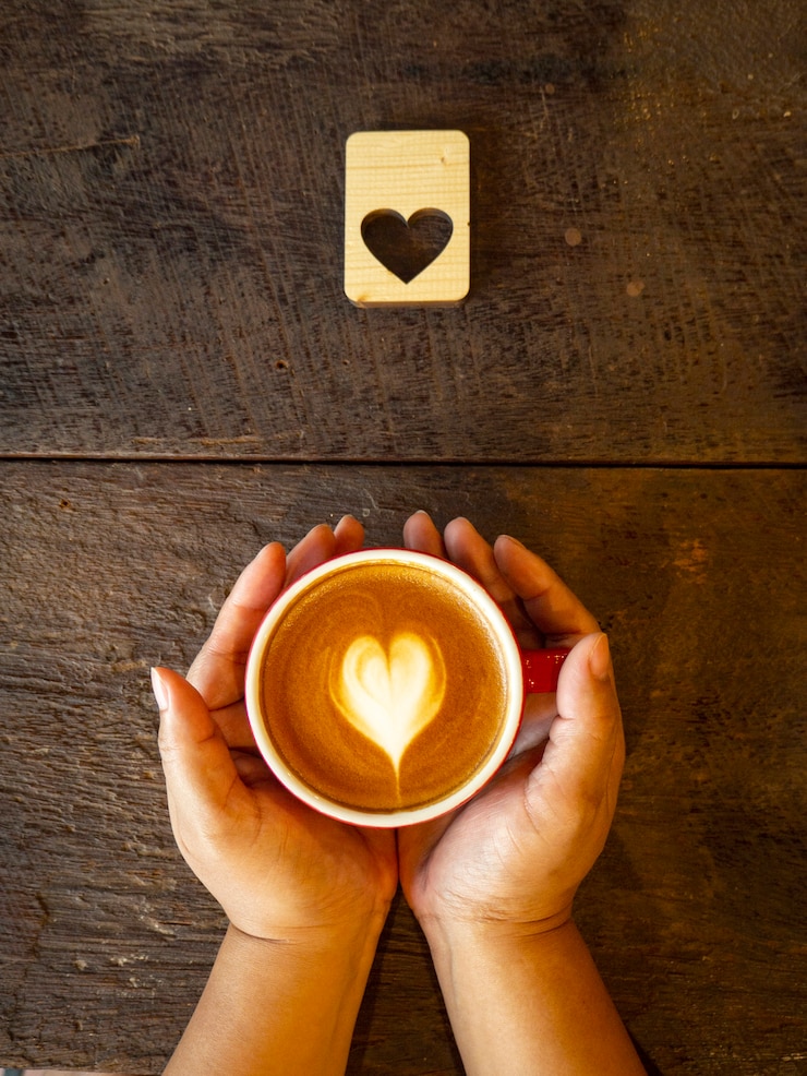 Arte latte quente na mesa de madeira