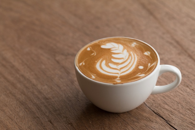 Arte de Latte en una taza que remata el arte hermoso de la leche