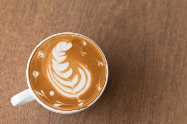 Arte de Latte en una taza que remata el arte hermoso de la leche