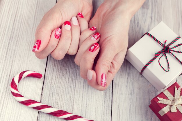 Arte manicure, cor vermelha e branca