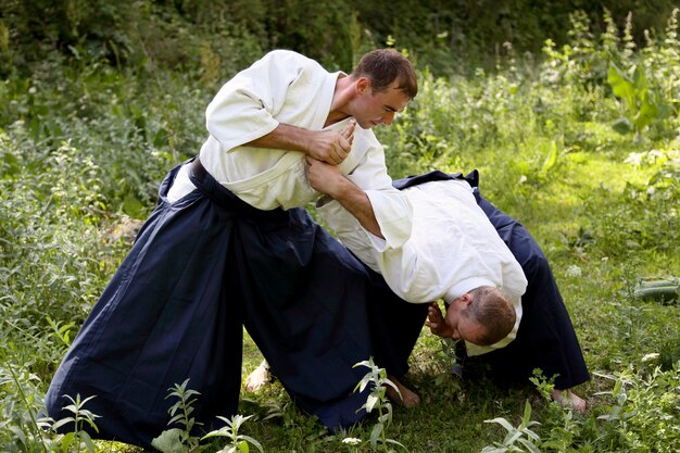 Arte marcial treinando Aikido