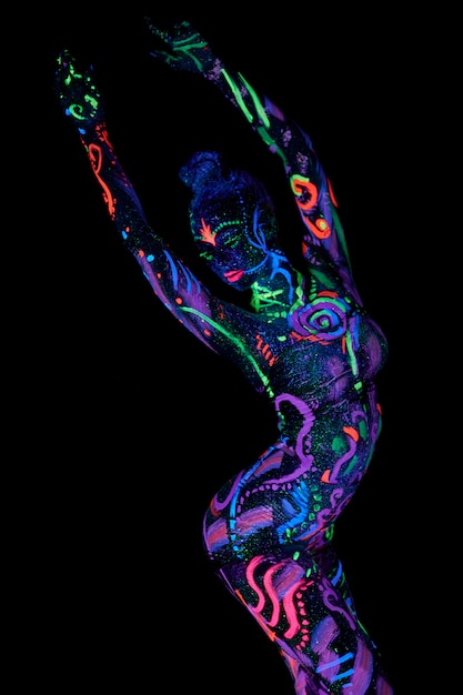 Arte mujer cuerpo arte sobre cuerpo bailando en luz ultravioleta