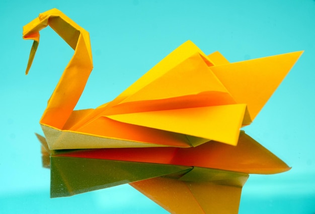 El arte del origami del pájaro cisne