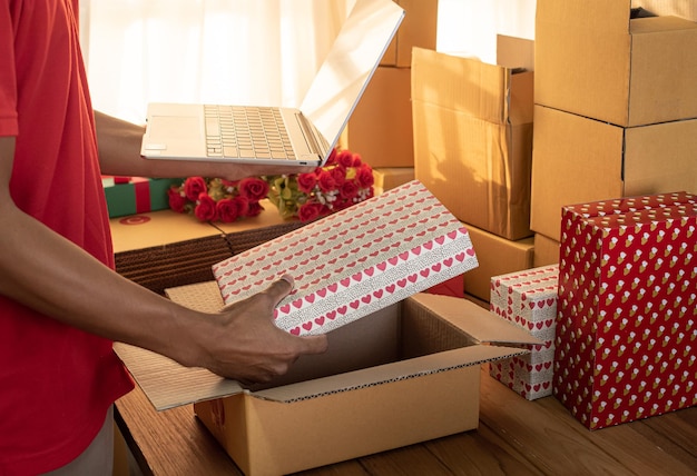 Arte de papel Banner conceptual del día de San Valentín con caja de regalo hecha a mano. El concepto de entrega de regalos.