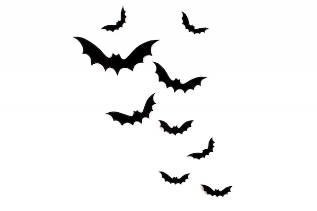 Arte de papel de Halloween. Murciélagos de papel negro volando sobre blanco