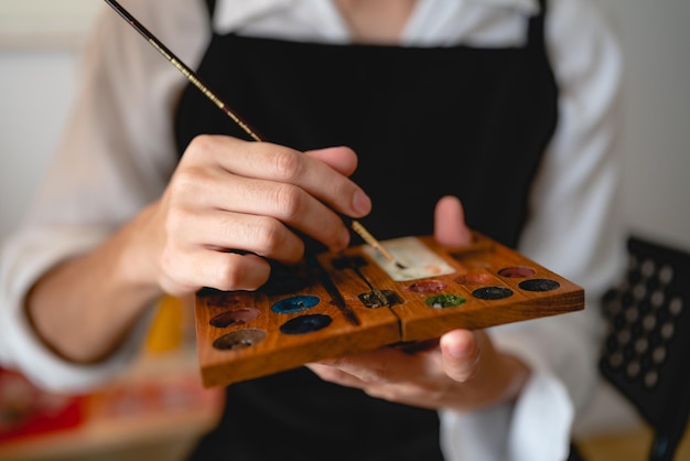 Arte de pincel para usar por artista creativo pincel de artesanía con agua o color de aceite en el diseño de equipo de herramienta de paleta de fondo de estudio