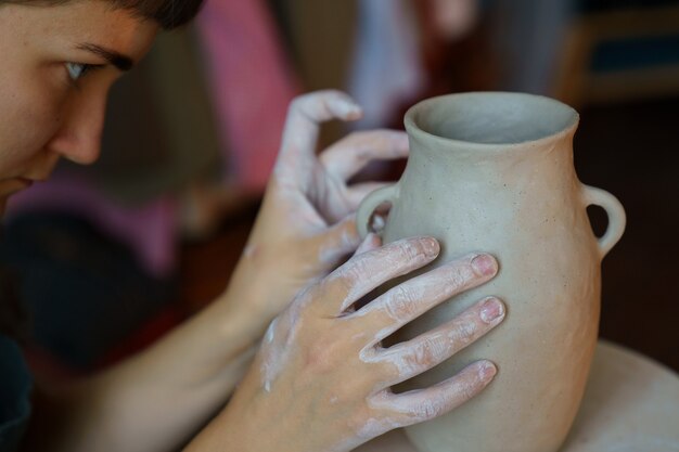 Foto arte para la relajación y la recreación, la mujer practica la alfarería los fines de semana para aliviar el estrés y concentrarse