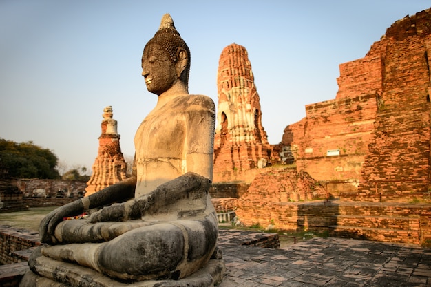 Arte religiosa asiática. escultura antiga do arenito da buda em ruínas. ayutthaya, tailândia