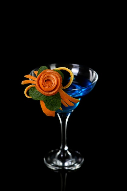 Foto arte en talla de frutas naranjas. cómo hacer un diseño de guarnición de cítricos para una bebida.