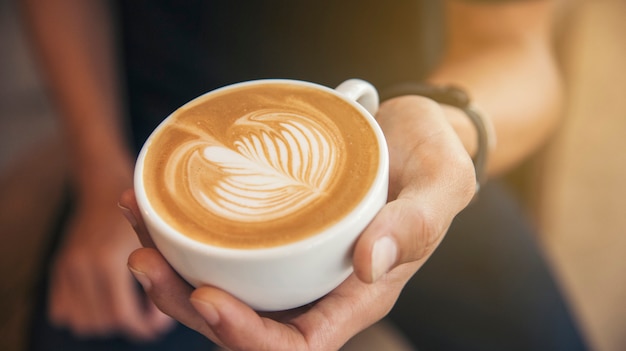 Arte tardío una taza de café en manos de barista