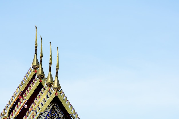 Arte del techo clásico en el templo budista en Tailandia