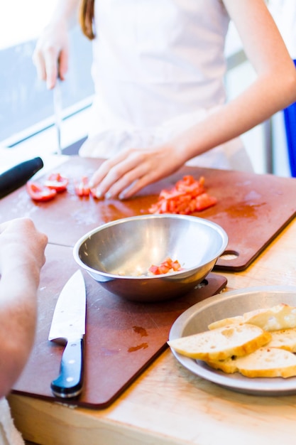 Arten im Kochkurs, die Bruschetta machen.