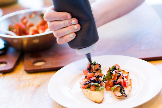 Arten im Kochkurs, die Bruschetta machen.