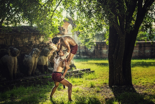 Artes marciais de Muay Thai, boxe tailandês no parque histórico de Ayutthaya em Ayutthaya, Tailândia