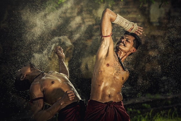 Artes marciais de Muay Thai, boxe tailandês no parque histórico de Ayutthaya em Ayutthaya, Tailândia