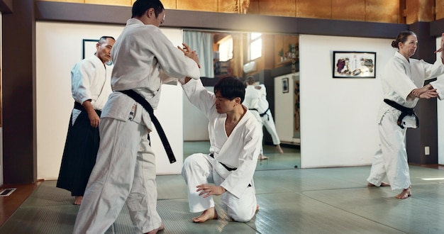 artes marciais sensei e estudantes japoneses com treinamento aptidão e ação em classe para defesa ou técnica Aikido pessoas ou lutar com disciplina uniforme ou confiança para cultura e habilidade