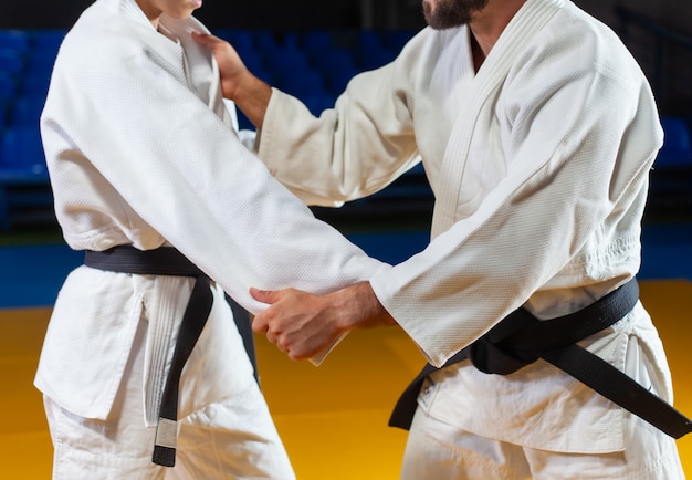 Artes marciales. Ahorradores de porteros. Deporte hombre y mujer en kimono blanco tren judo capturas en el polideportivo. Cortar Foto