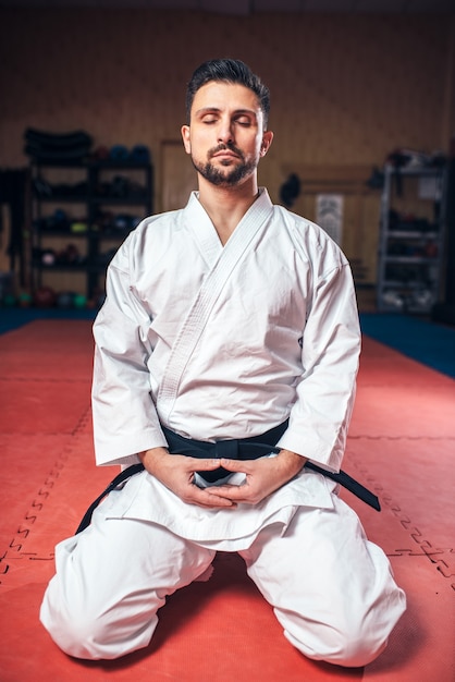 Artes marciales, hombre en kimono blanco con cinturón negro