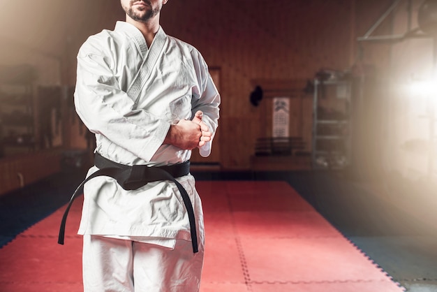 Artes marciales, luchador en kimono blanco, cinturón negro