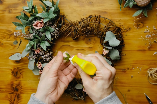 Artesanato de decoração de casa de primavera DIY Mãos faz grinalda floral de primavera