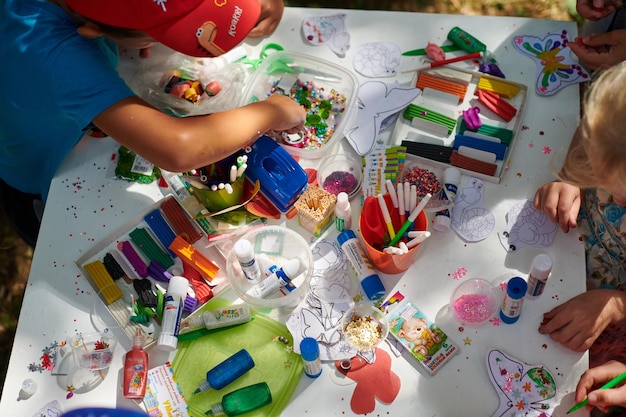 Artesanato de papel infantil com os pais em moldagem de pintura de festa infantil ao ar livre de plasticina