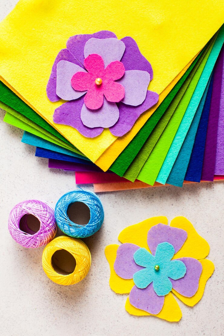 Foto artesanato diy de feltro para tutorial de fabricação de flores, vista superior com detalhes