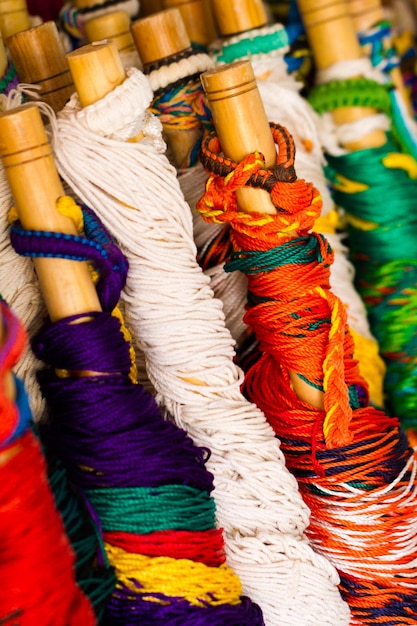 Artesanato local no mercado de souvenirs em Cancún, México.