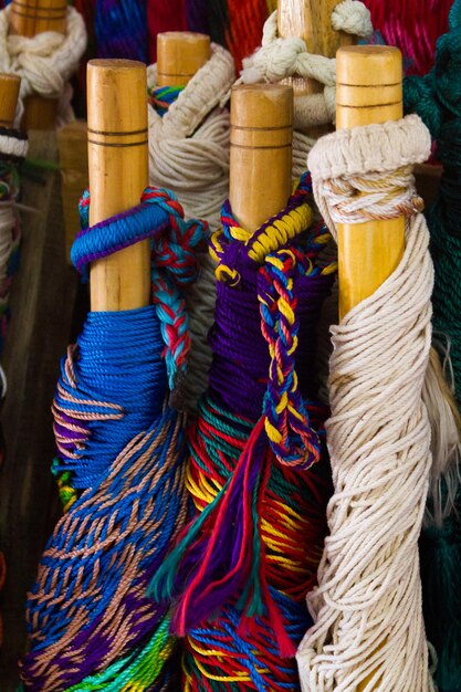 Artesanato local no mercado de souvenirs em Cancún, México.