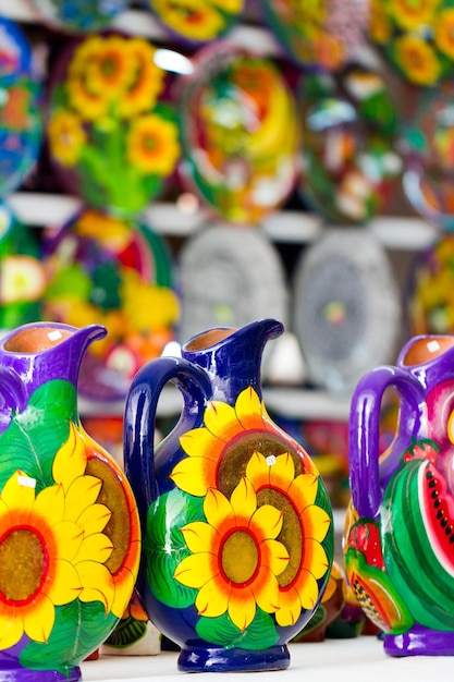 Artesanato local no mercado de souvenirs em Cancún, México.