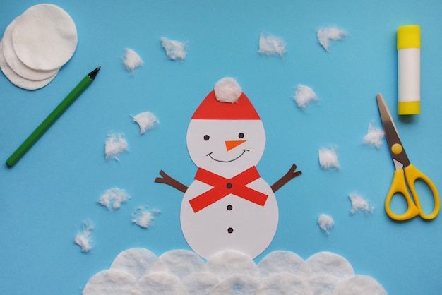 Artesanato para crianças Decoração de inverno a partir de papel e disco de algodão Projeto de arte infantil Conceito DIY Artesanato de papel fácil feito à mão para crianças
