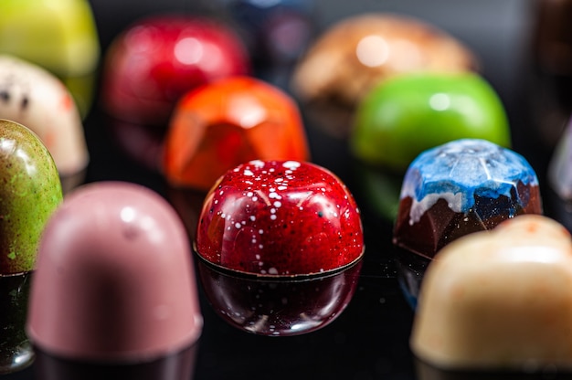 Foto artesanía caramelos de chocolate para la fiesta de año nuevo.