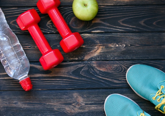 Artesanía deportiva, pesas, agua potable.