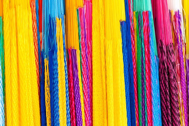 Artesanía local en el mercado de souvenirs en Cancún, México.