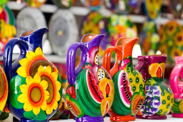 Artesanía local en el mercado de souvenirs en Cancún, México.