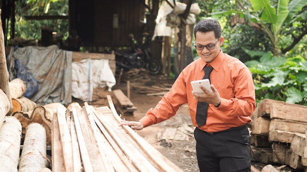 Artesanía de madera empresario asiático