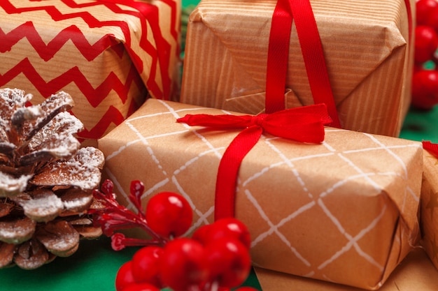 Artesanía regalos de navidad con cintas rojas con decoración