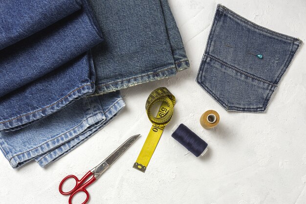 Artesanía, reparación de ropa. Accesorios de costura de jeans rotos desde arriba. Endecha plana