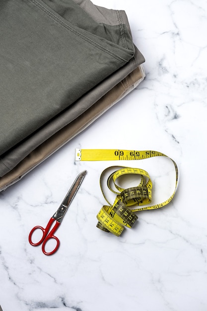 Foto artesanía, reparación de ropa. accesorios de costura de jeans rotos con colores de fondo desde arriba. endecha plana