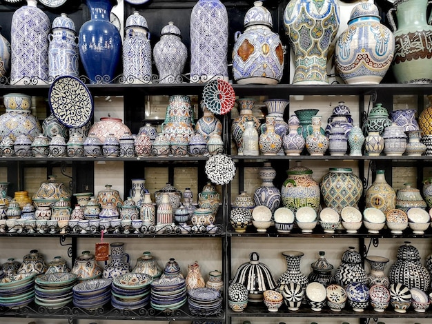 Artesanías de cerámica en estantería para la venta en tiendas