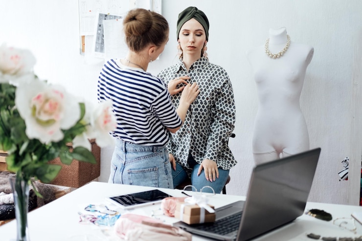 Foto artesanías para ganar dinero hacer en casa cómo ganar dinero haciendo artesanía pequeño negocio local dos artistas de joyería femeninas haciendo joyería dos mujeres propietarias de negocios diseñando joyería en el taller de estudio
