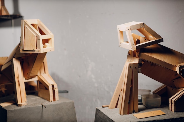 Artesano carpintero escultor marco de madera crear marco de canal