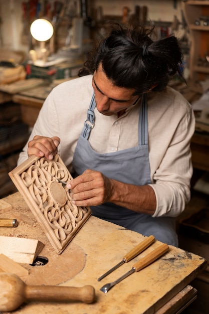 Foto artesano haciendo tala de madera